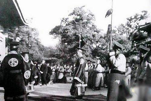 世凯率百官到孔庙祭孔到天坛祭天