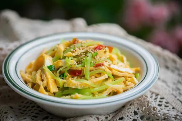 莴笋是焯水好还是直接炒,莴笋不要焯水和直接炒了教你一招