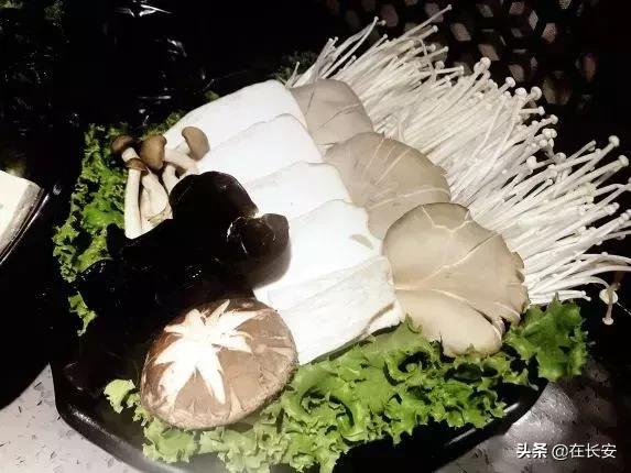 小火锅锅底有六种口味满足你,一桌小火锅