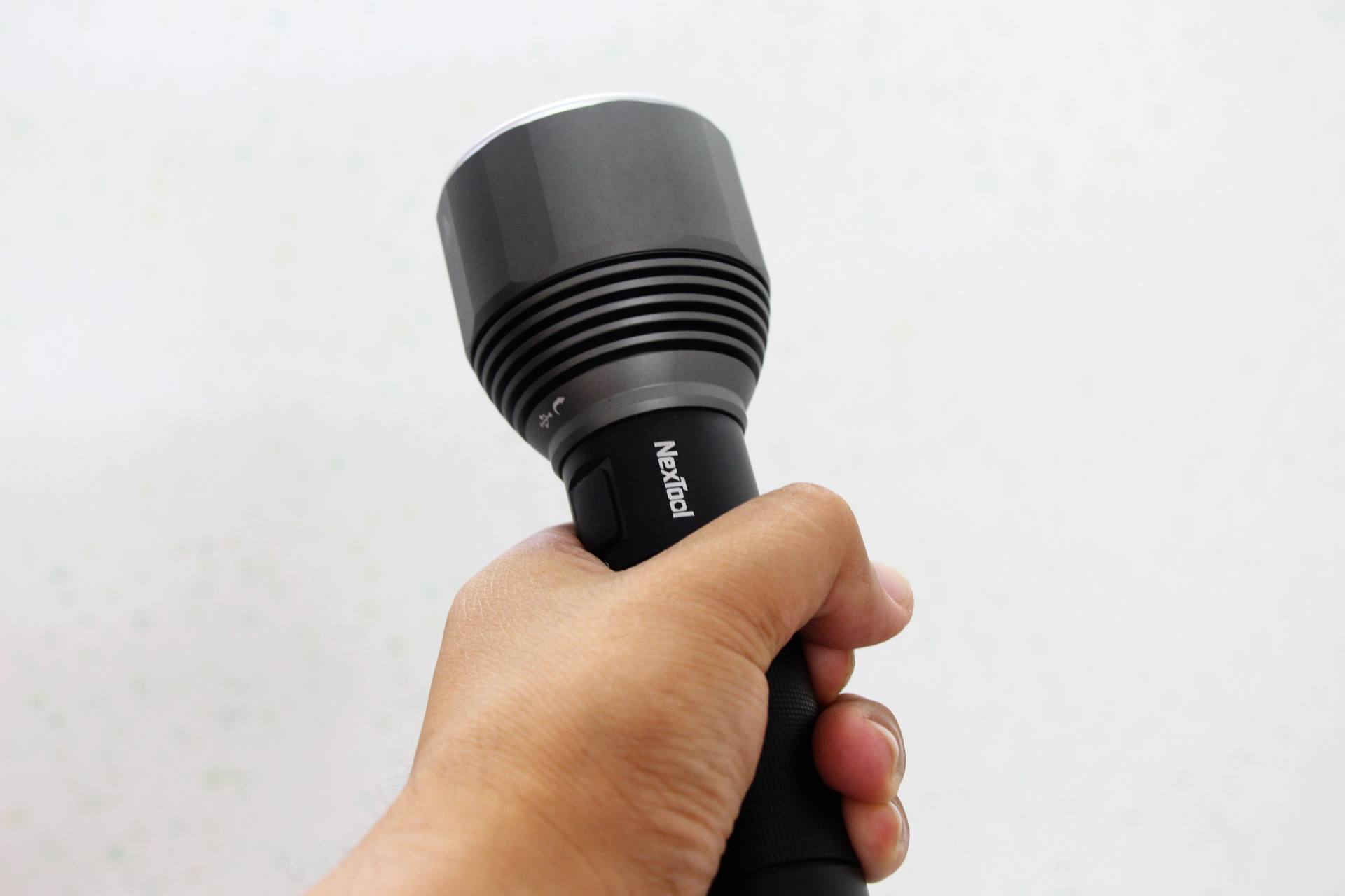 2000流明高亮手电在手，户外横扫黑暗：纳拓户外强光手电筒体验