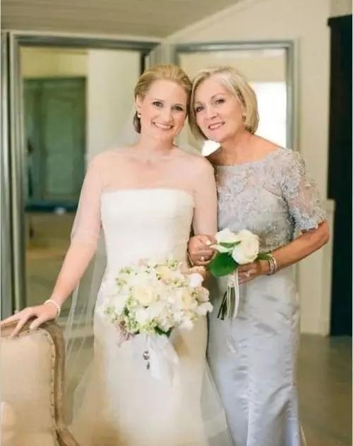 怎么挑选妈妈的婚礼上穿的衣服,婚礼上妈妈服装