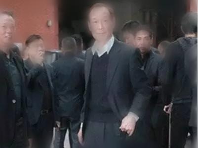 他本是平凡小子，却白手起家，纵横黑白两道…