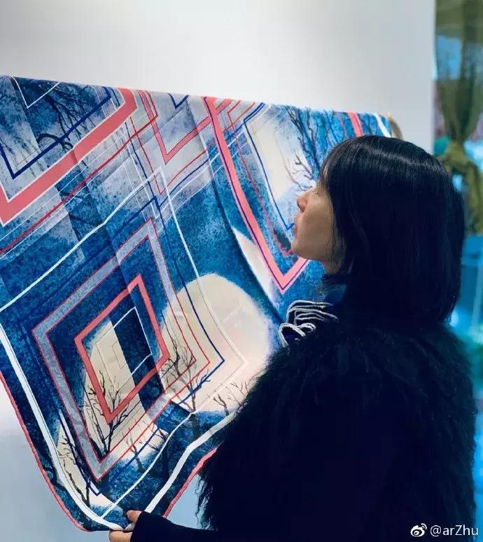 从服装外企高管到独立设计师,她把文学作品做成丝巾系在脖子上