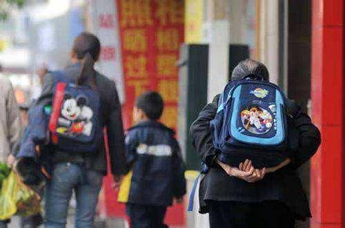 家长帮孩子提书包被骂,家长帮孩子背书包的建议