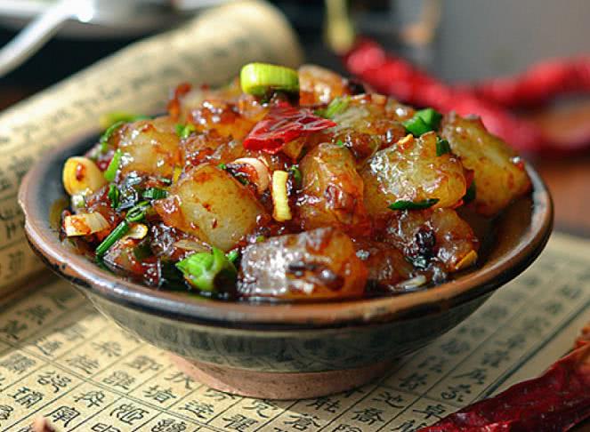 最好吃的炒凉粉教程,炒凉粉如何不粘锅绝密窍门