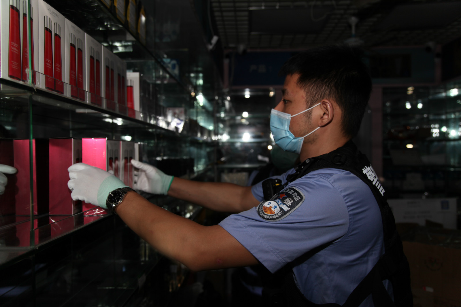 团伙向境外售假lv涉案额7亿,跨境电商团伙