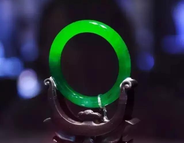 试戴手镯手痛怎么救治,翡翠手镯变形