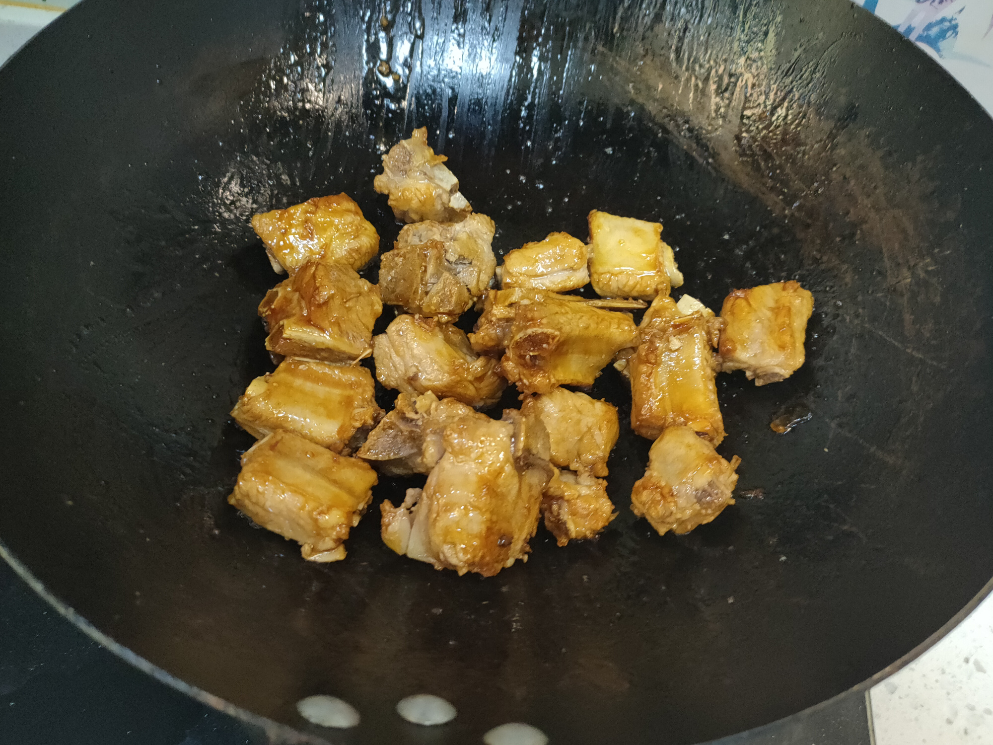 炖排骨先放了水怎么办,炖排骨先倒啤酒还是水