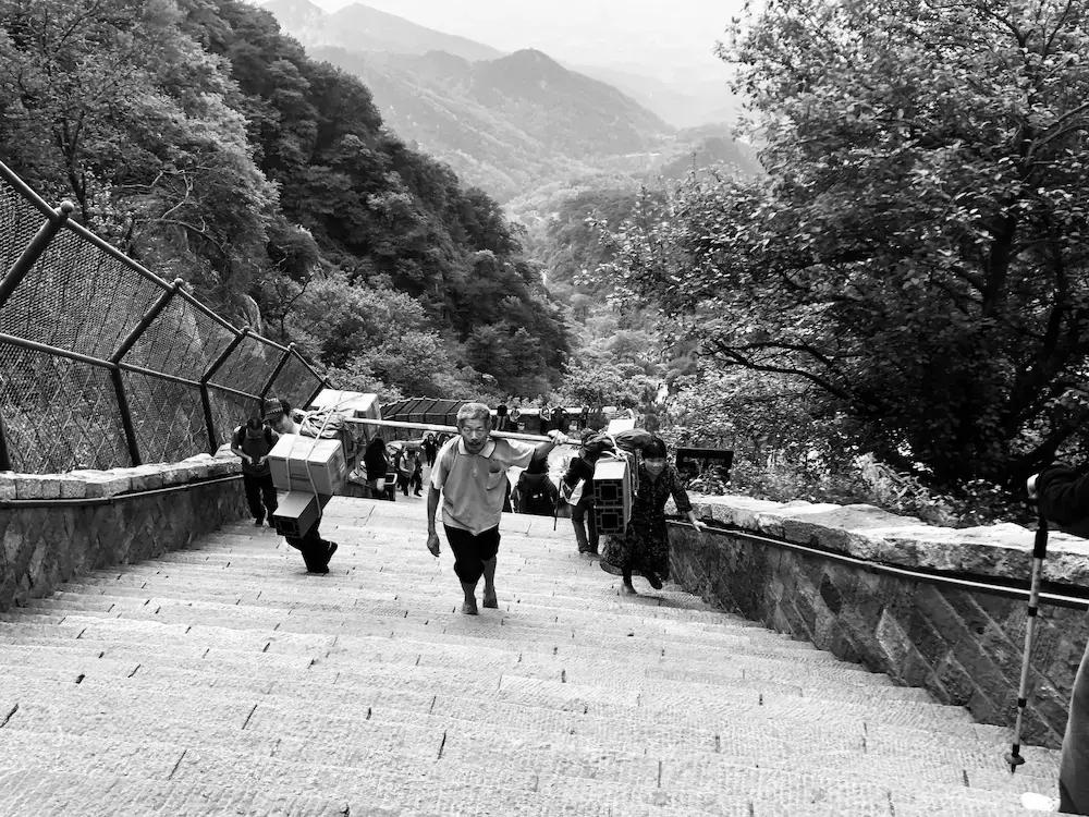 没钱没工作如何提升自己,没钱没资源但是很聪明应该做什么