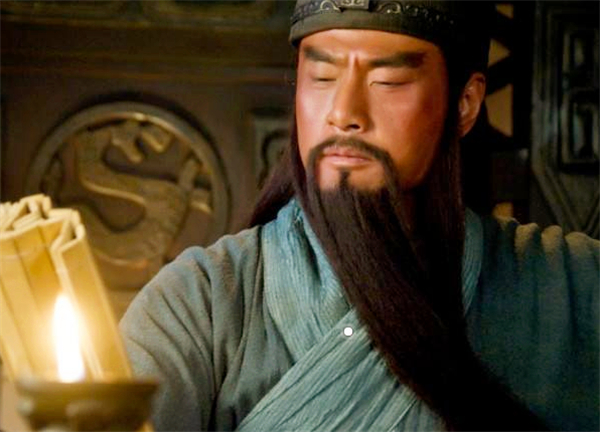 关羽的雕像为什么都是眯着眼睛,关羽雕像为何总闭着眼