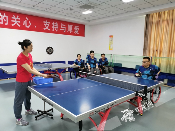 视频|轮椅上“打天下”重庆残疾人乒乓球队赴津参加残运会