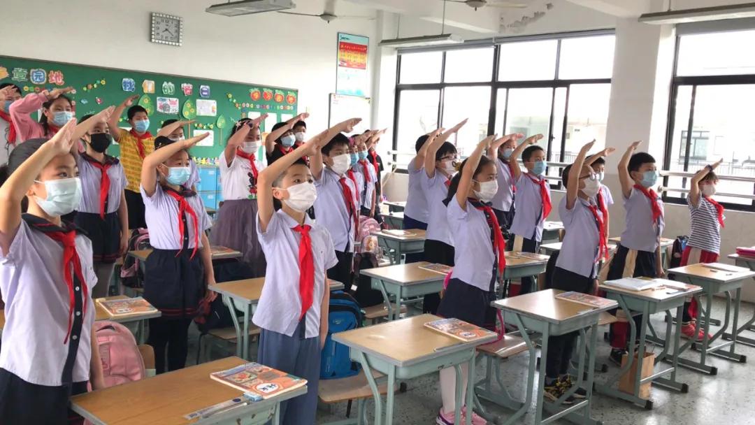 “嘿，我们开学啦！”今日返校师生自拍留念这一刻