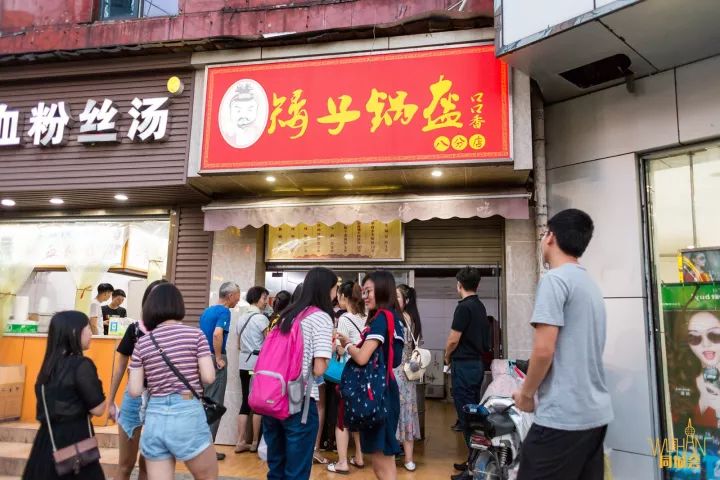 武汉步行街摆地摊,在武汉摆地摊的老乡们