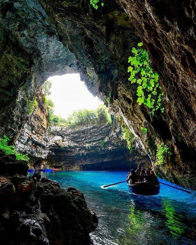 洞穴中的天然水池,山顶游泳池享受大自然的美