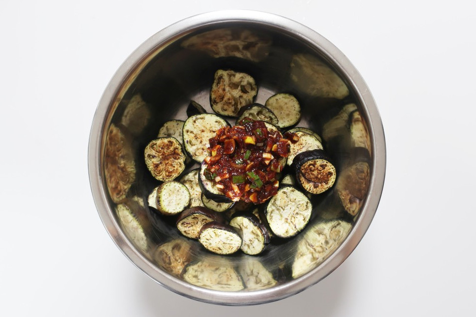 酸辣烤茄子教程,不辣的蒜蓉烤茄子做法