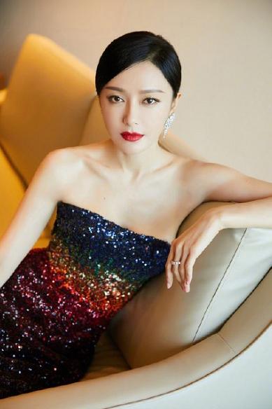 冻龄女神秦岚蕙质兰心气质出众,秦岚的穿搭一直都是独树一帜