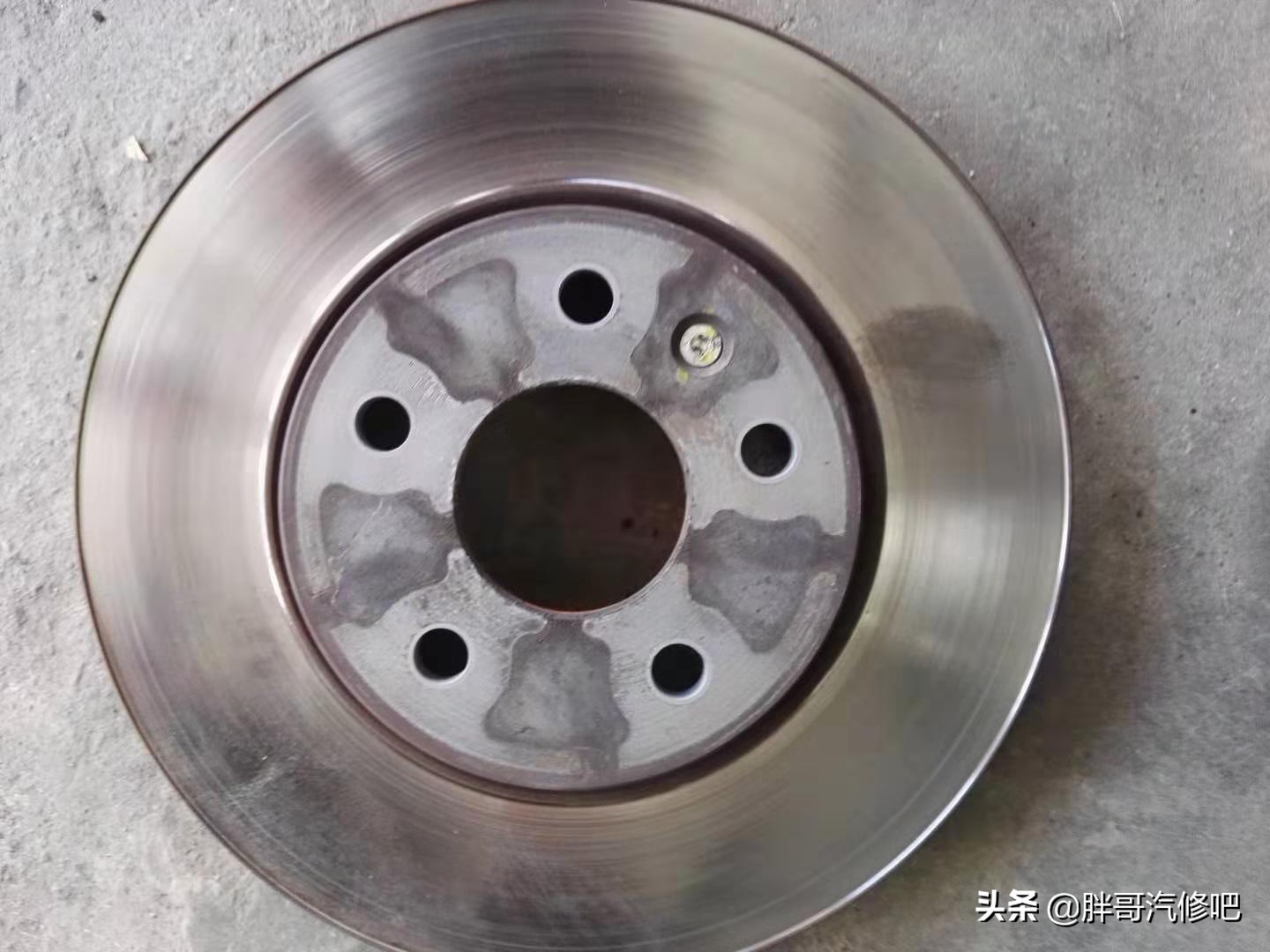 车辆行驶时前轮叽叽叽异响,行车中前轮突然有异响是怎么回事