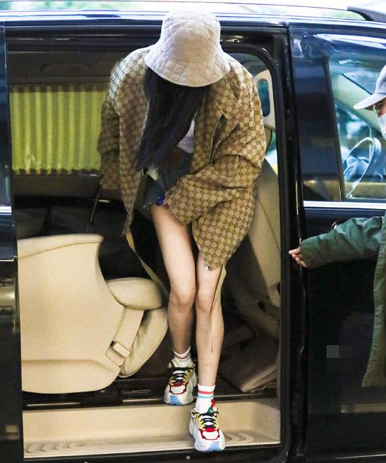 杨幂时尚超标!上裹冬衣露脐戴厚棉帽,下穿热裤大秀神仙漫画腿