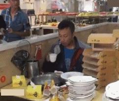 搞笑gif段子兄弟你把我吓到了,搞笑gif段子实在是猝不及防啊