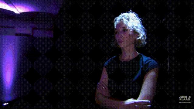 她把陌生男人发来的*体下**自拍照，做成了展览