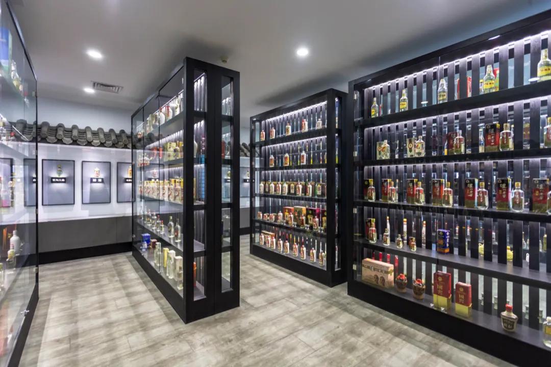 他们收老酒，卖老酒，喝老酒，他们是一帮疯狂“老酒人”