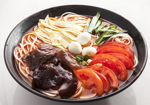 过桥米线加盟注意事项：考察品牌实力，是创业的第一步