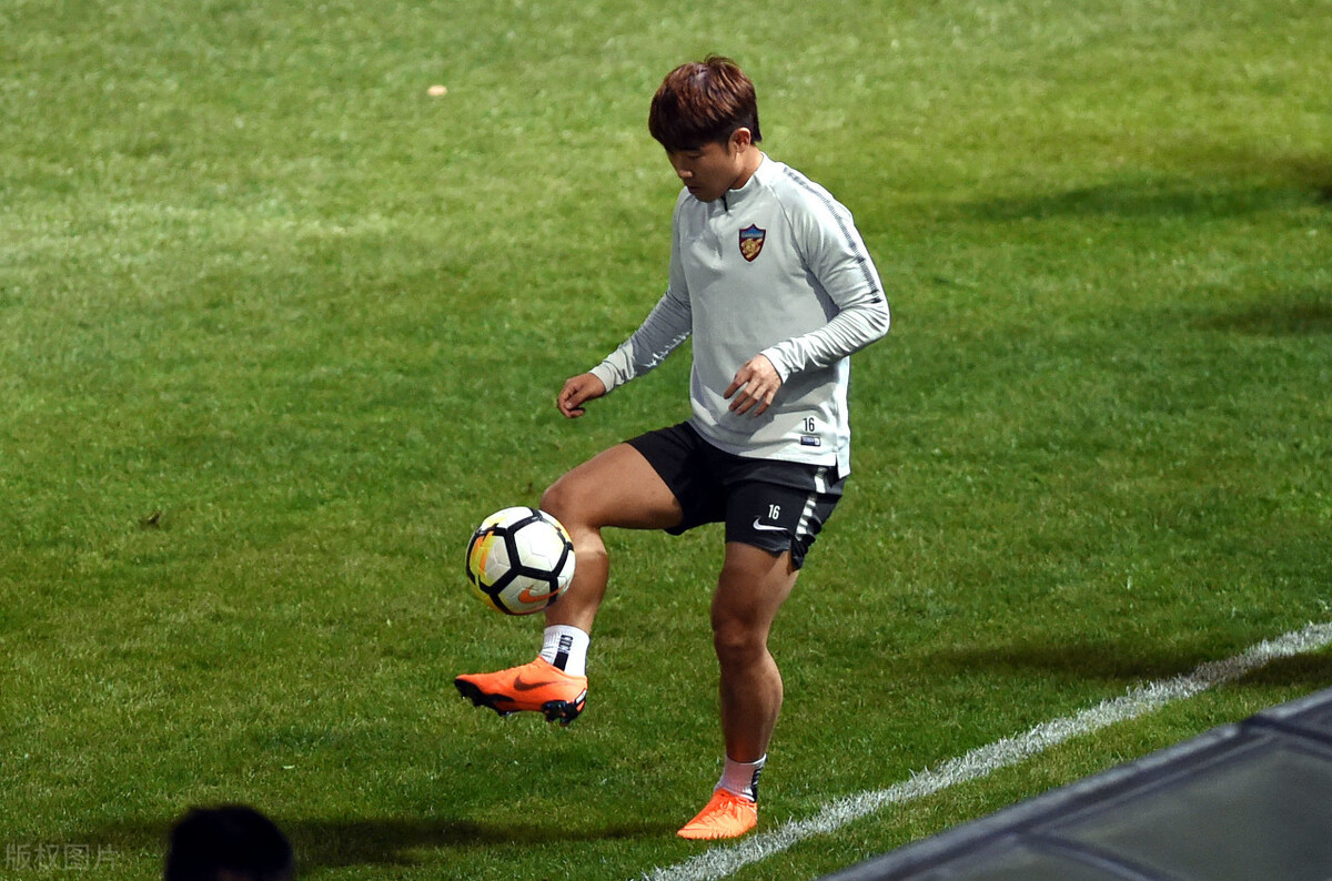 40个颠球技巧,八部位颠球教学