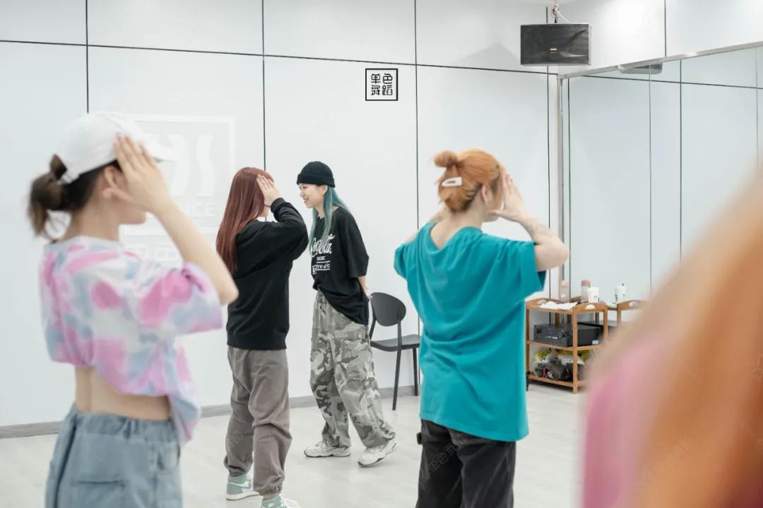 甩头基本功练习动作,零基础学跳甩头舞