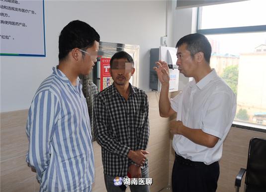 同事眼中的工作狂人？累得在手术室里瞌睡？这两位眼科医生火了