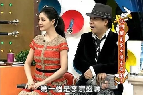 大s深夜晒女儿照片,网友:这个细节,暴露了家教