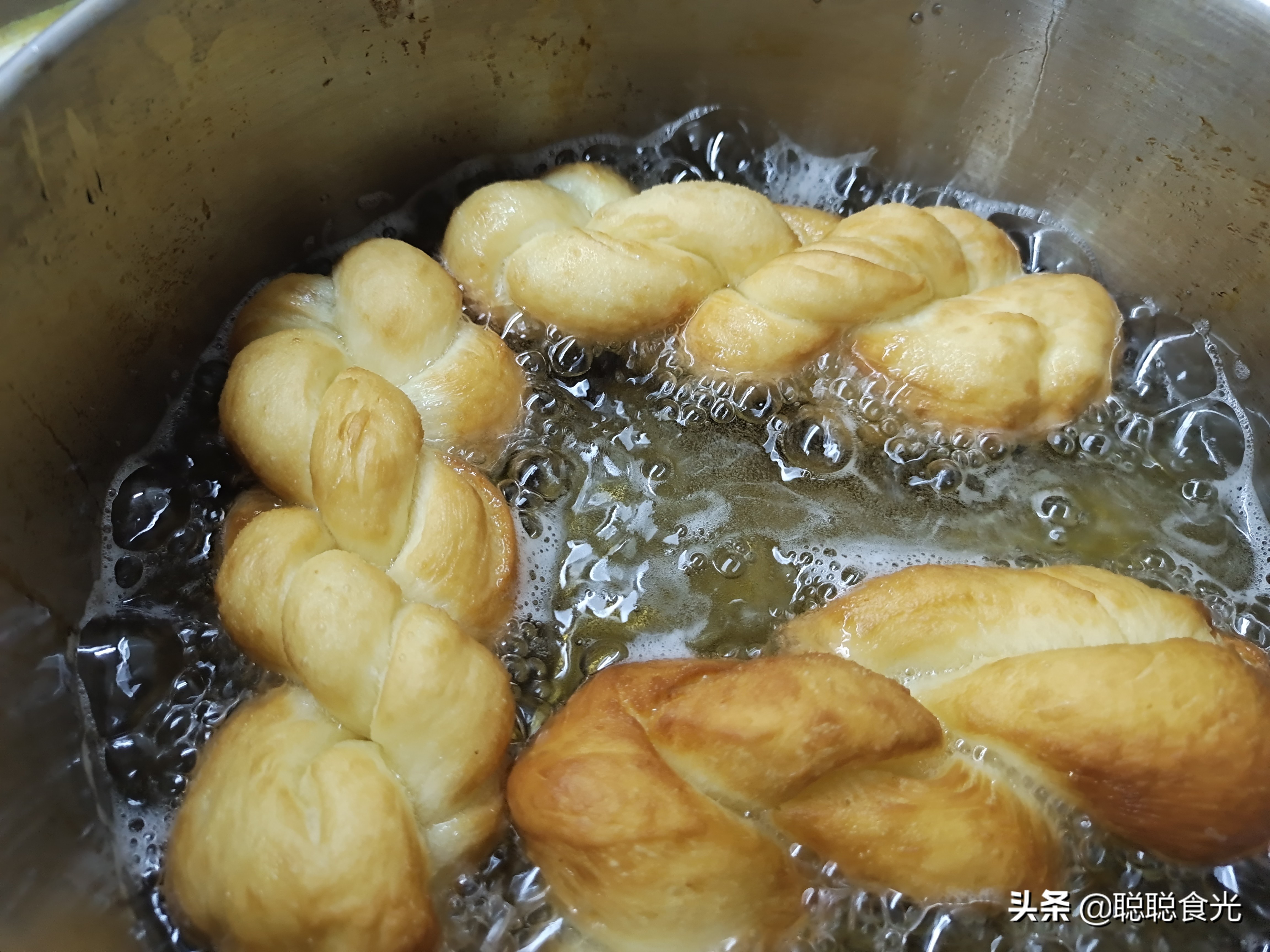 炸麻花可以用蜂蜜吗,过年小零食炸麻花做法