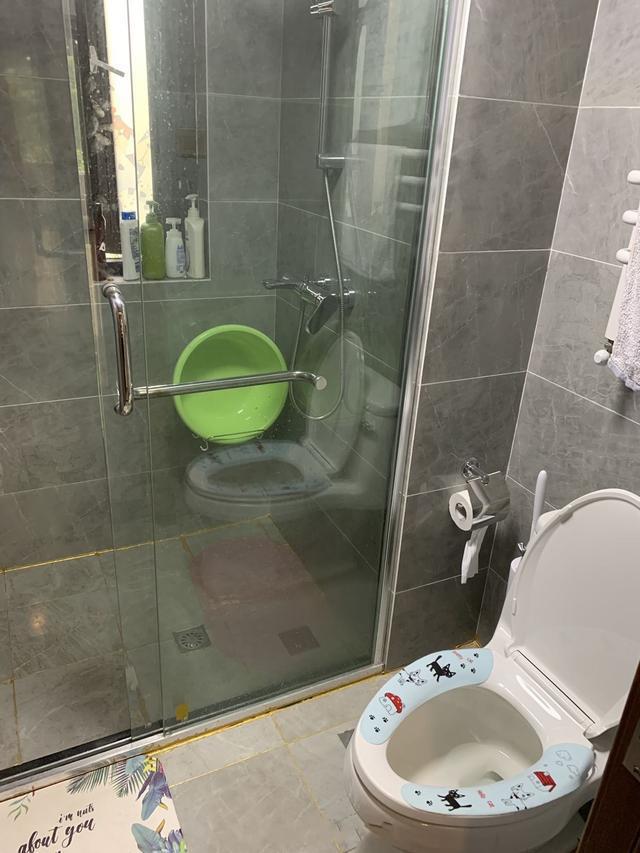 朋友来我家看看装修风格说说,精装房背景墙太丑了怎么办