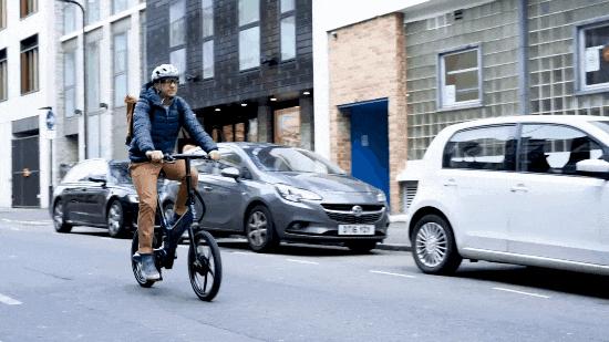 c罗购买的黑色的车 (c罗的车多少元)