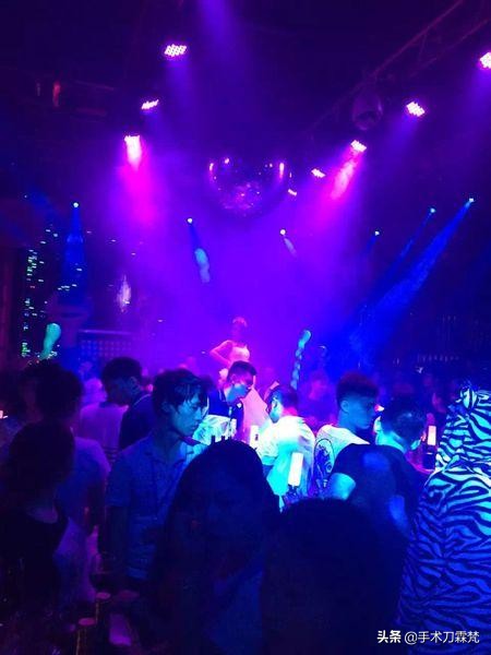 跟别人接吻容易感染艾滋病吗,接吻艾滋病感染几率有多大