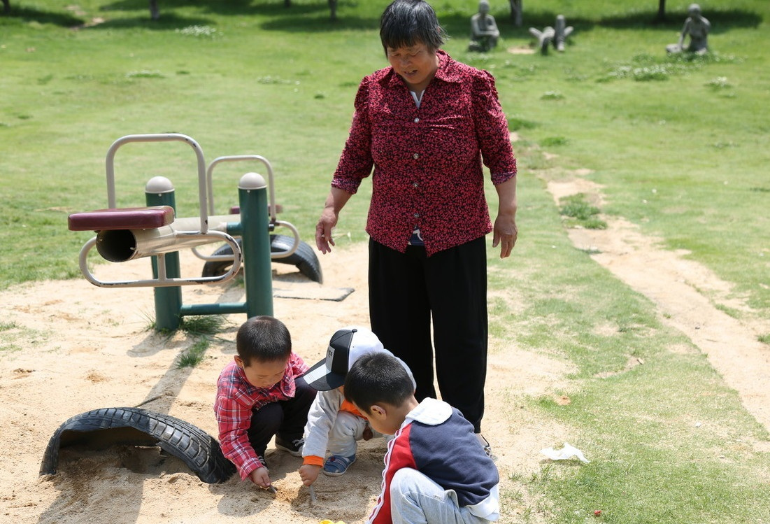 不让奶奶带娃的原因,为什么有的人不想让奶奶带孩子