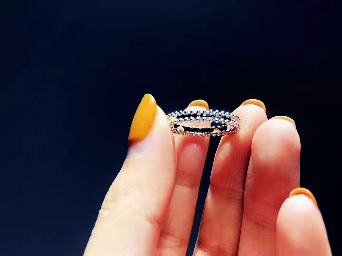 戒指叠戴的搭配图,戒指和手链的正确戴法