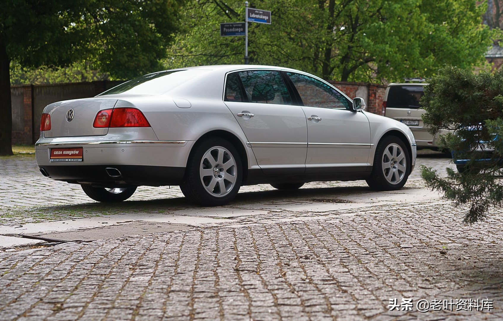 最低调的豪华汽车辉腾短片,2022年最低调的豪车