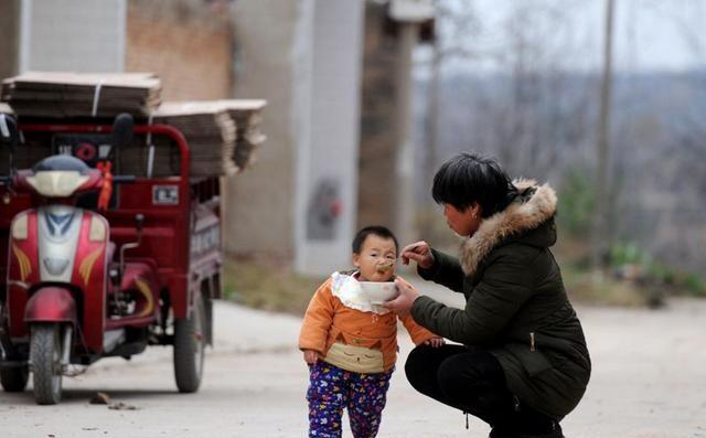 2岁男童上吐下泻发烧,2岁孩子上吐下泻厉害要去医院吗