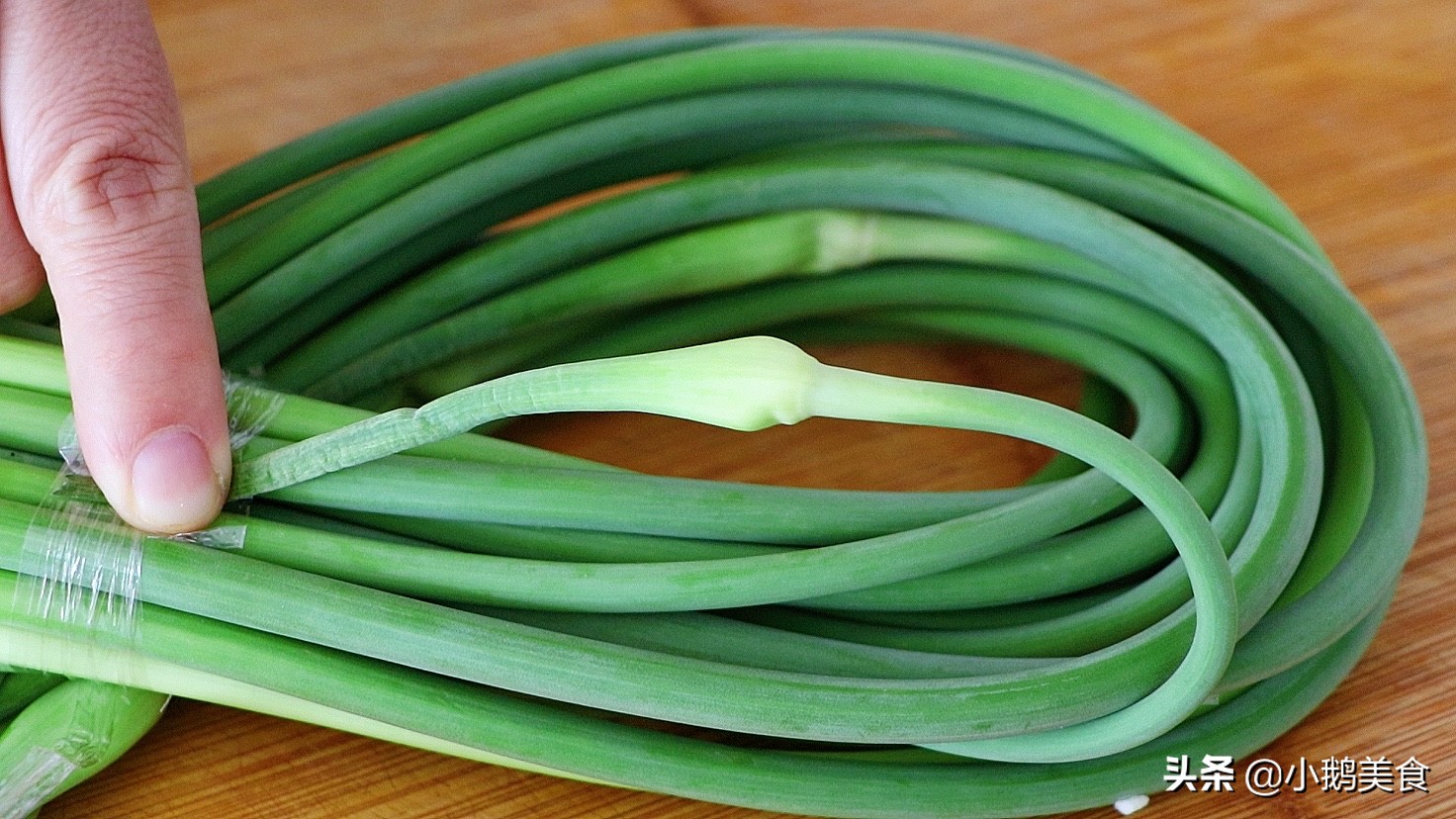 炒蒜苔时，最忌直接切直接炒，多加这2步，蒜薹又脆又嫩还入味