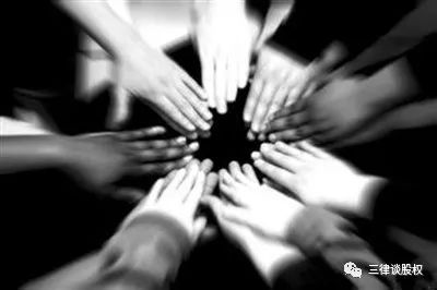 合伙股权分配三人加盟,合伙做生意三个人股权怎么分配