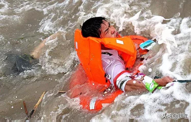 「钱眼回眸四十年-99」魏青刚三下大海与“麦莎”争夺落水女