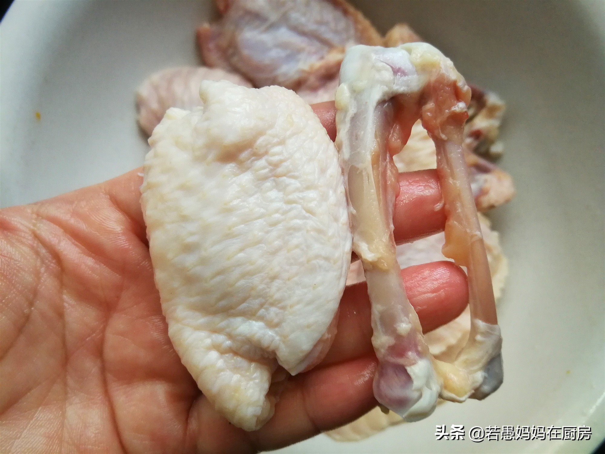 鸡翅包饭不用烤箱只用锅子,网红小吃鸡翅包饭视频