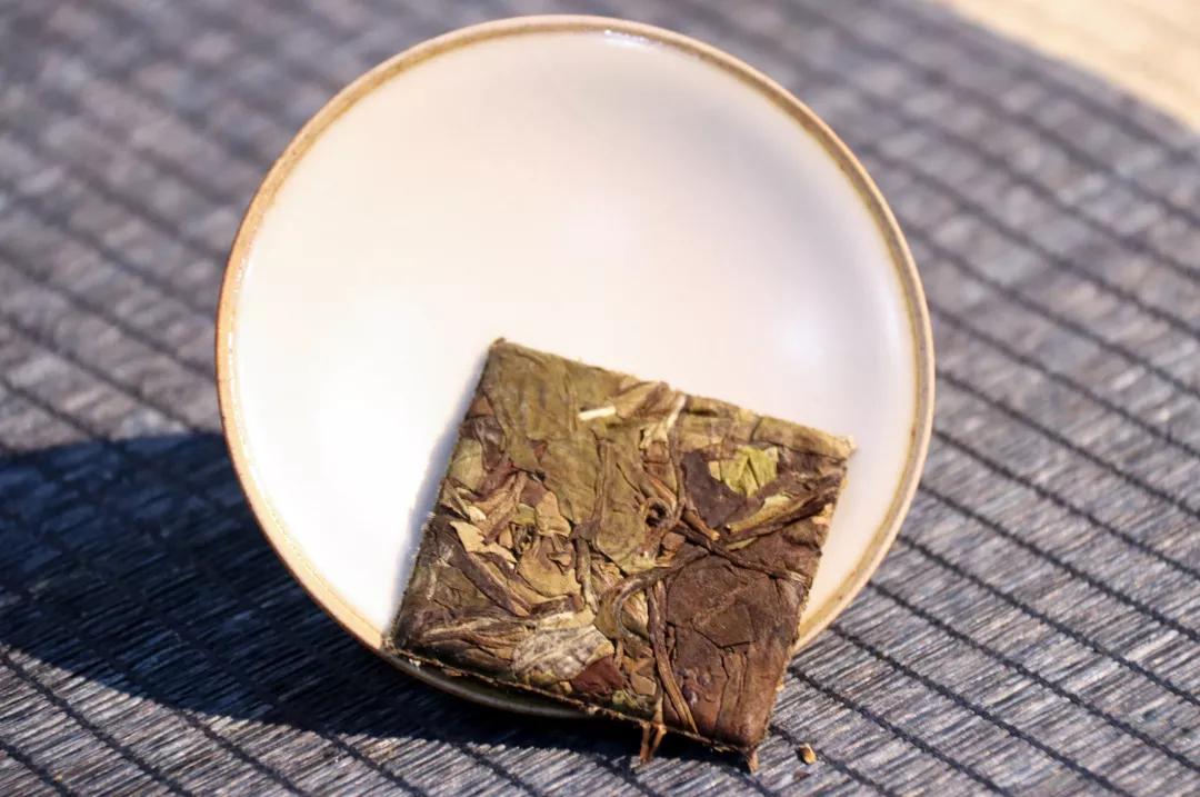 福鼎白茶寿眉小片,福鼎小方片老白茶寿眉汤色