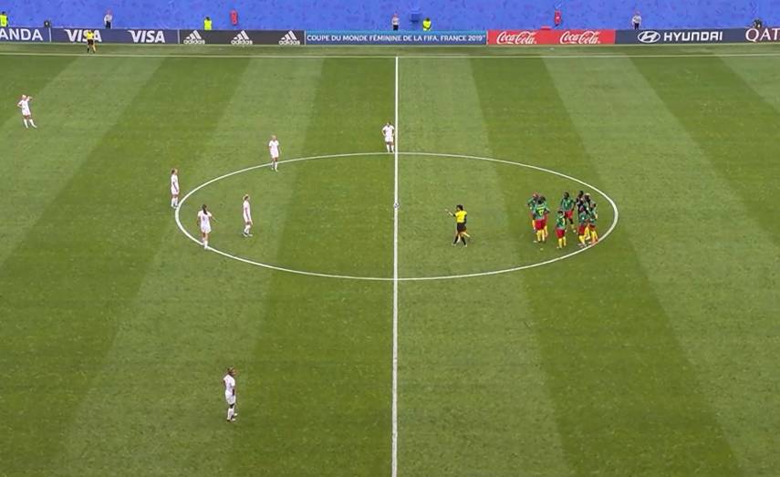 女足世界杯丑陋一幕！非洲弱旅输不起，推中国裁判+朝对手吐口水