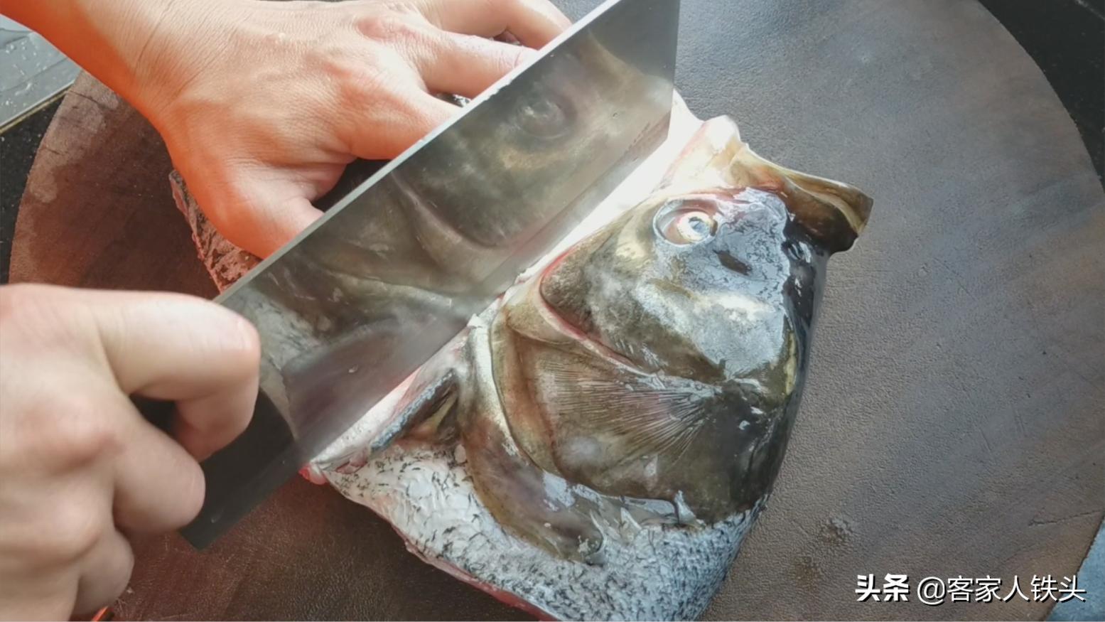 吃了30多年才知道这样煎鱼不粘皮,这才是鱼头最好吃的做法