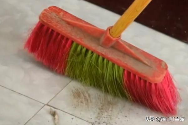 家里用扫把讲究,家里用扫把扫地扬起灰尘