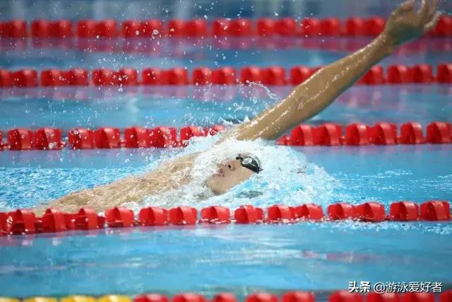 仰泳鼻子爱呛水,仰泳防呛水动作要领