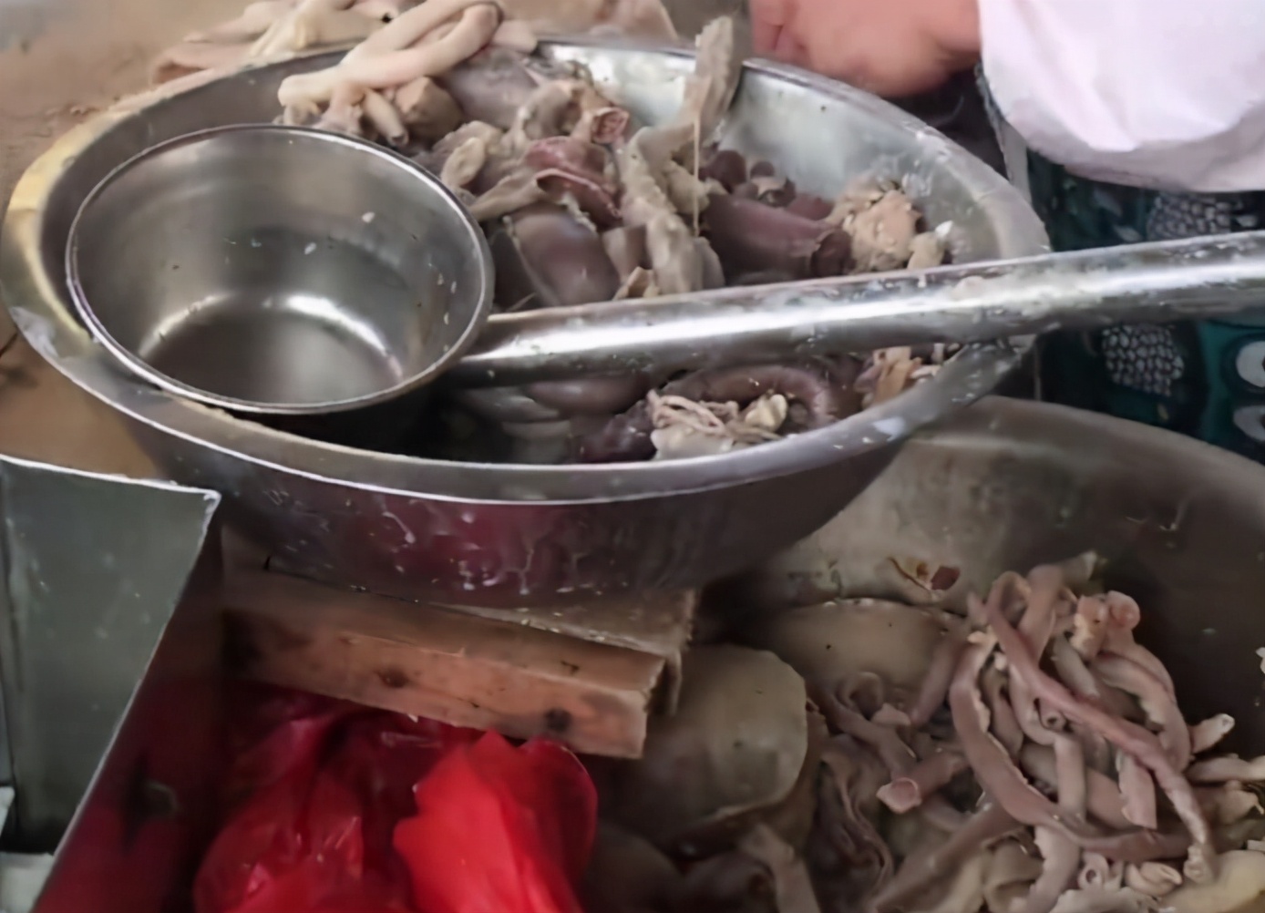 沧州大姐卖重口早餐,20多年仍是破烂小摊,客人都站着吃,味道好