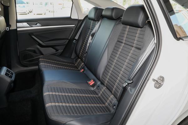 大众朗逸带有家族风格,搭载1.4T和1.5L,车身造型稳重