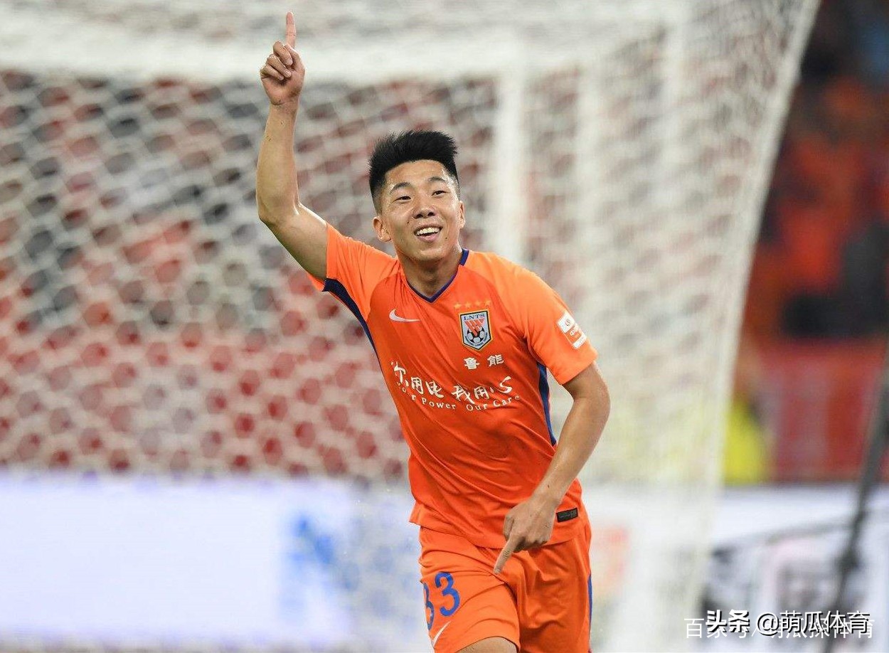 足球比赛中哪个位置跑动距离更大,足球运动员如何测量跑动距离